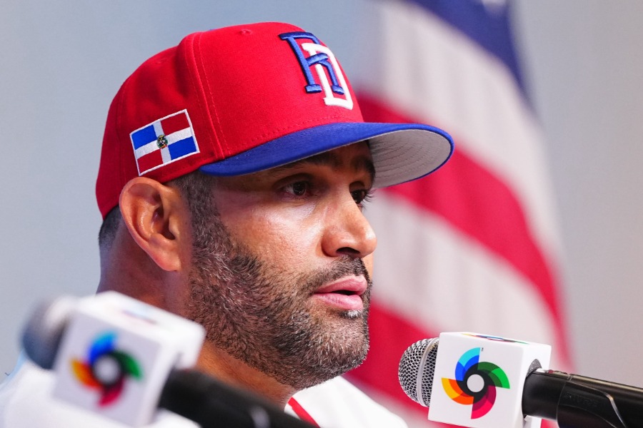 試合後、取材に応じるドミニカ共和国代表のアルバート・プホルス監督【写真：荒川祐史】