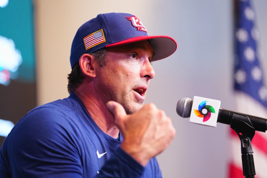 試合後、取材に応じる米国代表のマーク・デローサ監督【写真：荒川祐史】