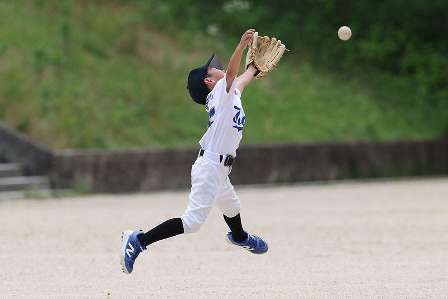 フライ捕球の“引き出し”を増やせる守備ドリルとは(写真はイメージ)