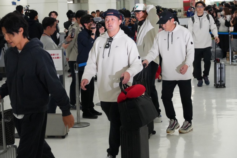 成田空港に到着した侍ジャパンナイン【写真:イワモトアキト】