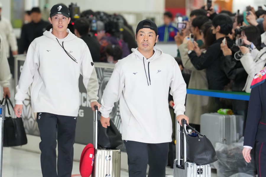 成田空港に到着した侍ジャパン・近藤健介【写真：イワモトアキト】