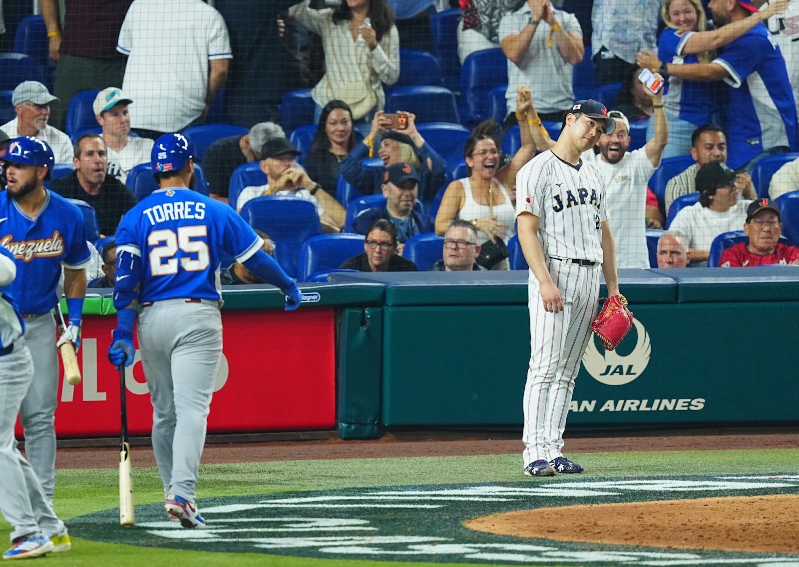 自らのミスで失点を喫した種市篤暉【写真：荒川祐史】