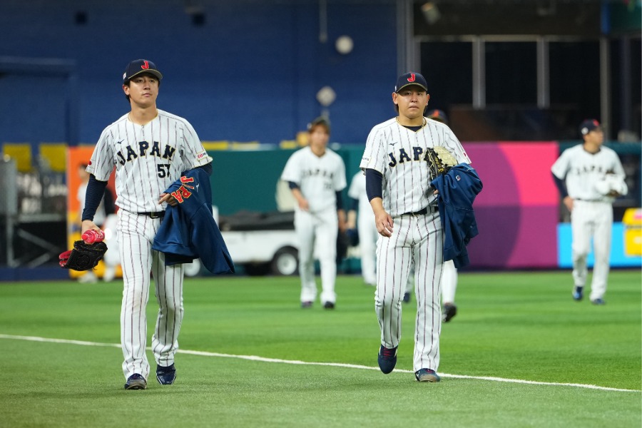 ベンチへ戻る侍ジャパンの投手陣【写真:Getty Images】