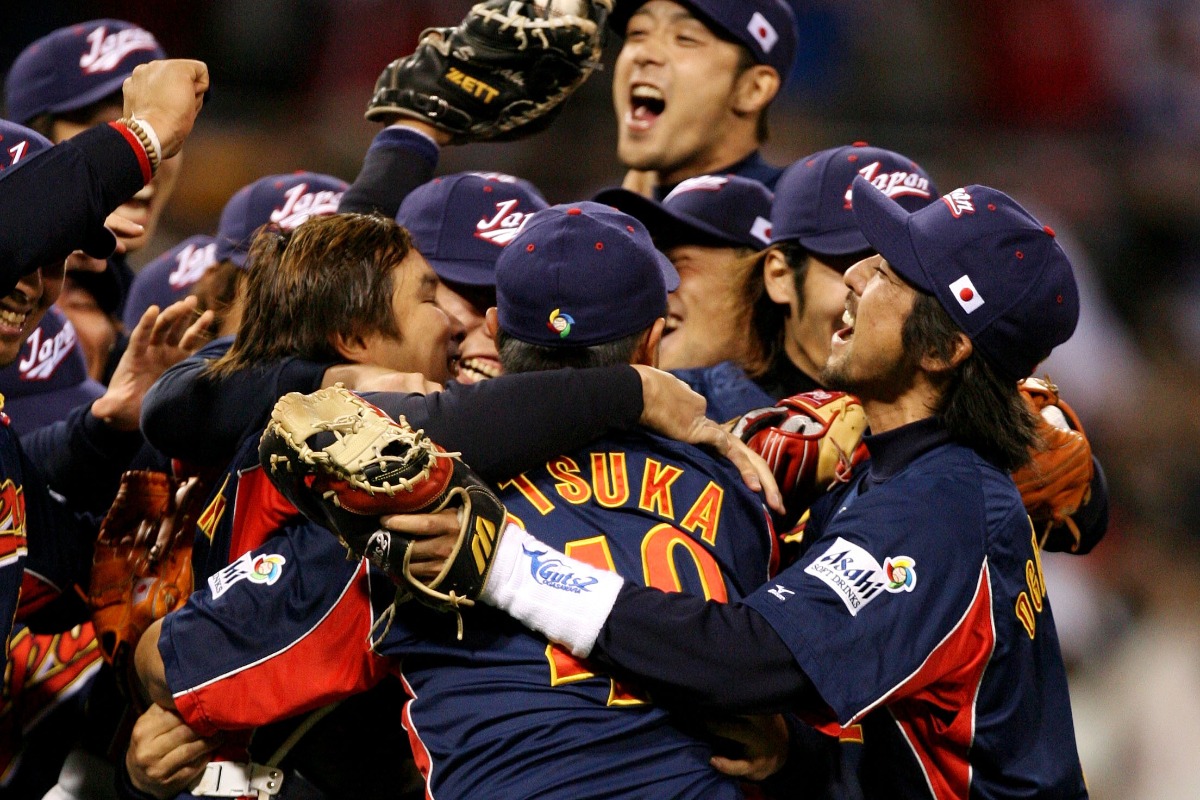 2006年のWBC決勝、マウンド上でチームメートとともに喜びを分かち合う大塚晶則（中央）【写真：アフロ】