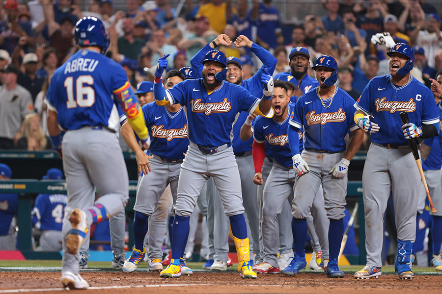 逆転3ランを放ったアブレイユを出迎えるベネズエラナイン【写真:ロイター】