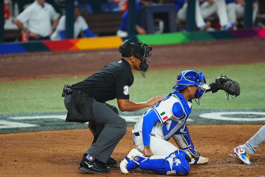 球審に剛速球が直撃する珍しい場面が発生した【写真：荒川祐史】