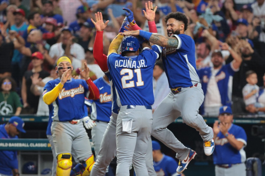 得点を喜び合うベネズエラ代表【写真:ロイター】