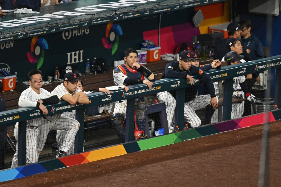 敗戦にぼう然とする侍ベンチ【写真:Getty Images】