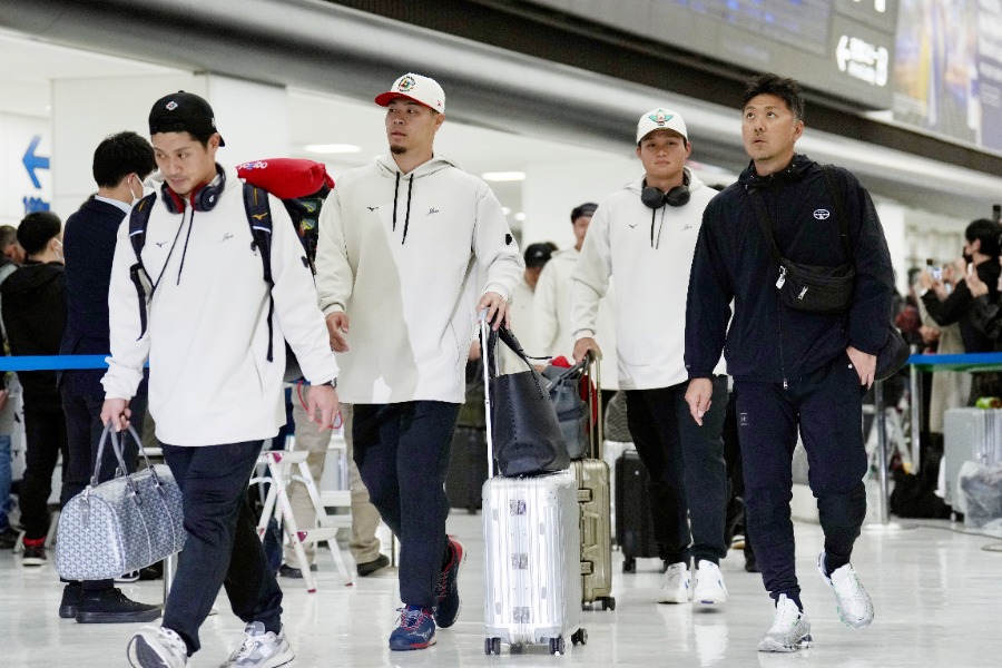 帰国後、即チームに合流した坂本誠志郎、佐藤輝明、森下翔太(左から)【写真提供:産経新聞社】