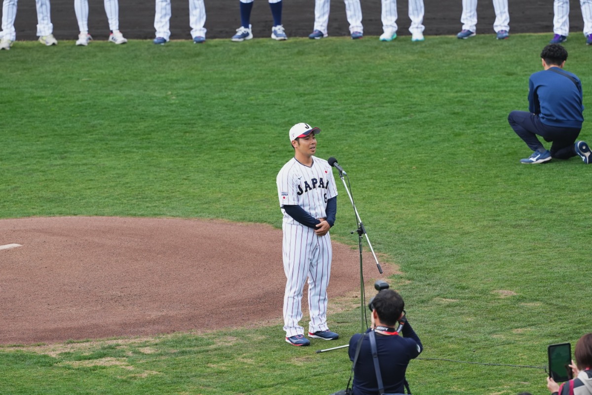 宮崎キャンプで手締めの挨拶をした近藤健介【写真：小林靖】