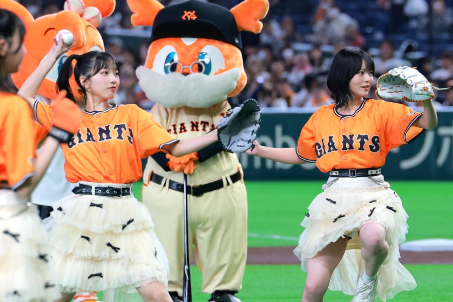 始球式に登場した≒JOYの天野香乃愛さん（左）と江角怜音さん【写真提供：産経新聞社】