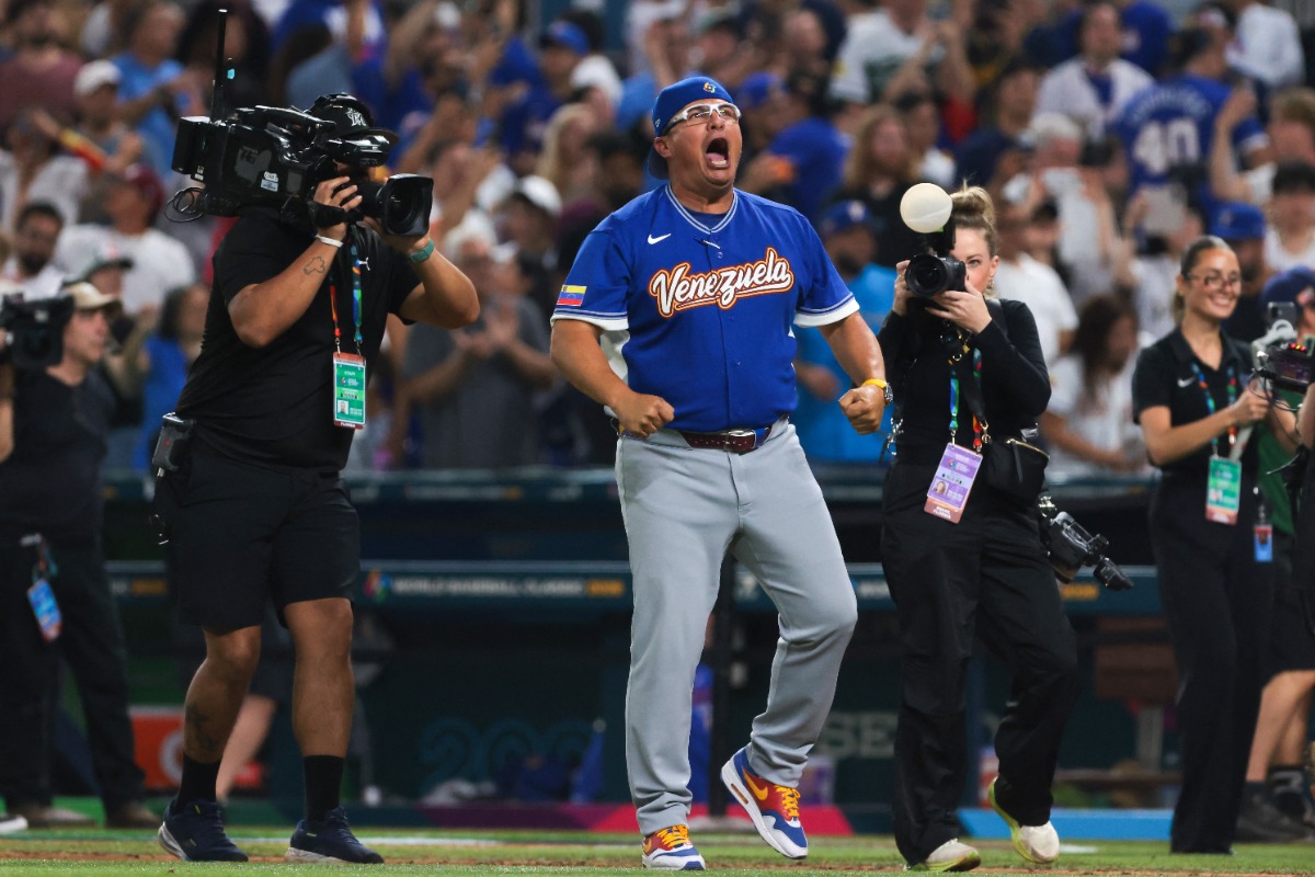 勝利を喜ぶオマー・ロペス監督【写真：ロイター】