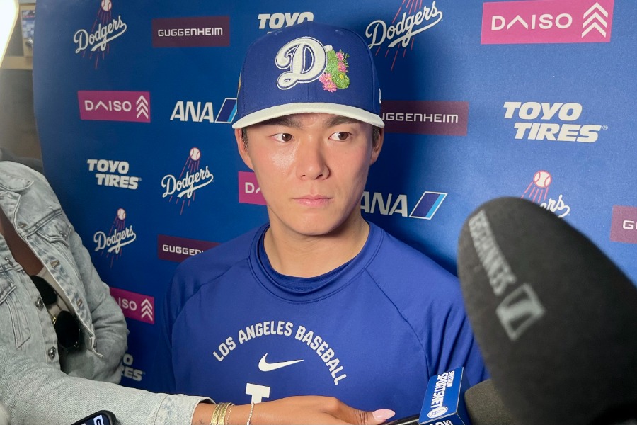 取材に応じるドジャース・山本由伸【写真：小谷真弥】