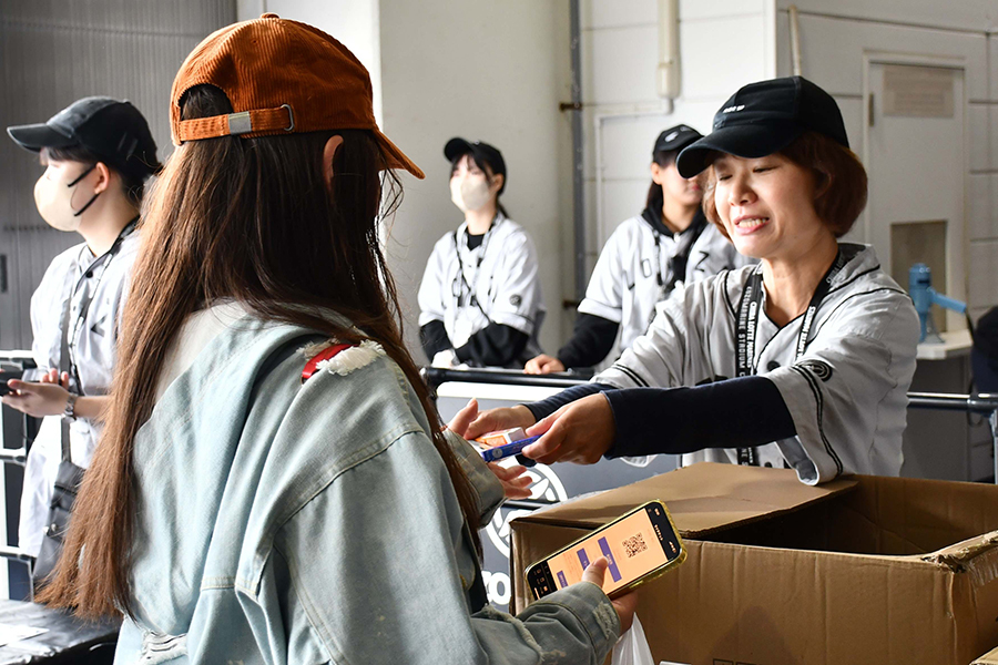 昨年の配布の様子【写真：球団提供】