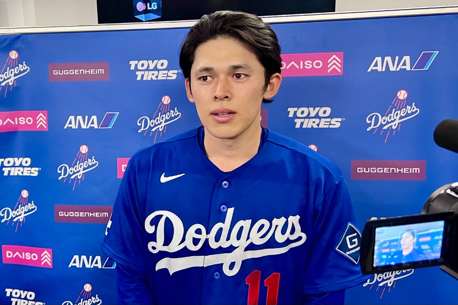 取材に応じたドジャース・佐々木朗希【写真：小谷真弥】