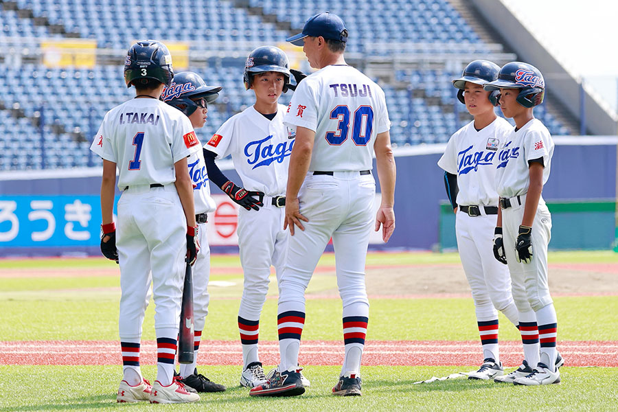 選手に声をかける多賀少年野球クラブ・辻正人監督【写真：小池義弘】