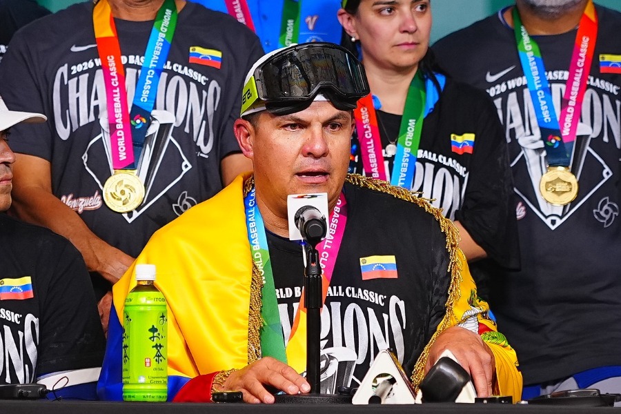 試合後、取材に応じたベネズエラ代表のオマール・ロペス監督【写真：荒川祐史】