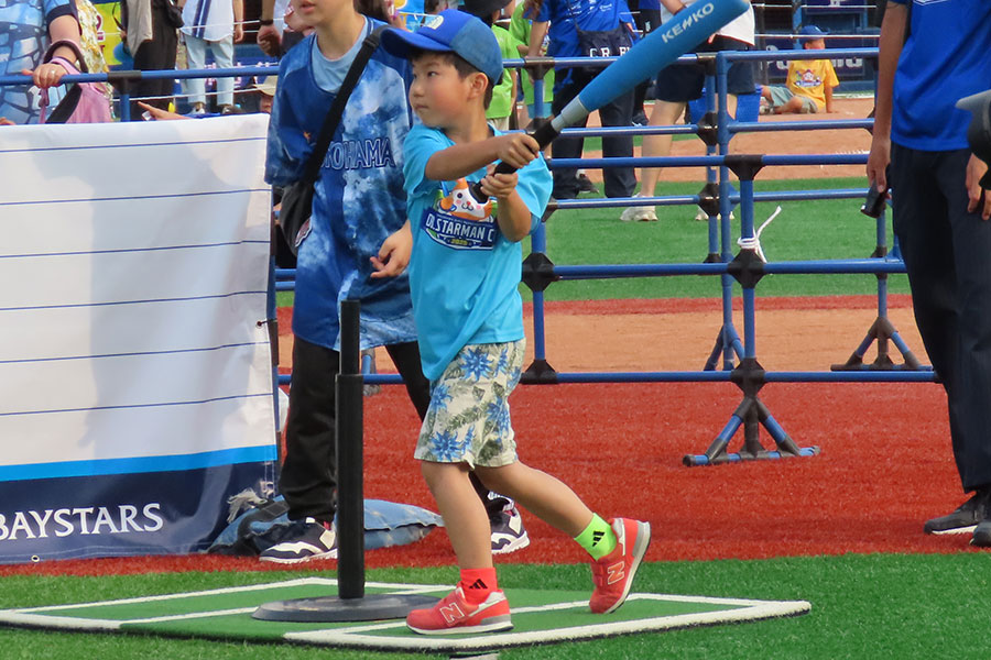 「BT（ビーティー）ボール」を楽しむ子どもたち【写真：片倉尚文】