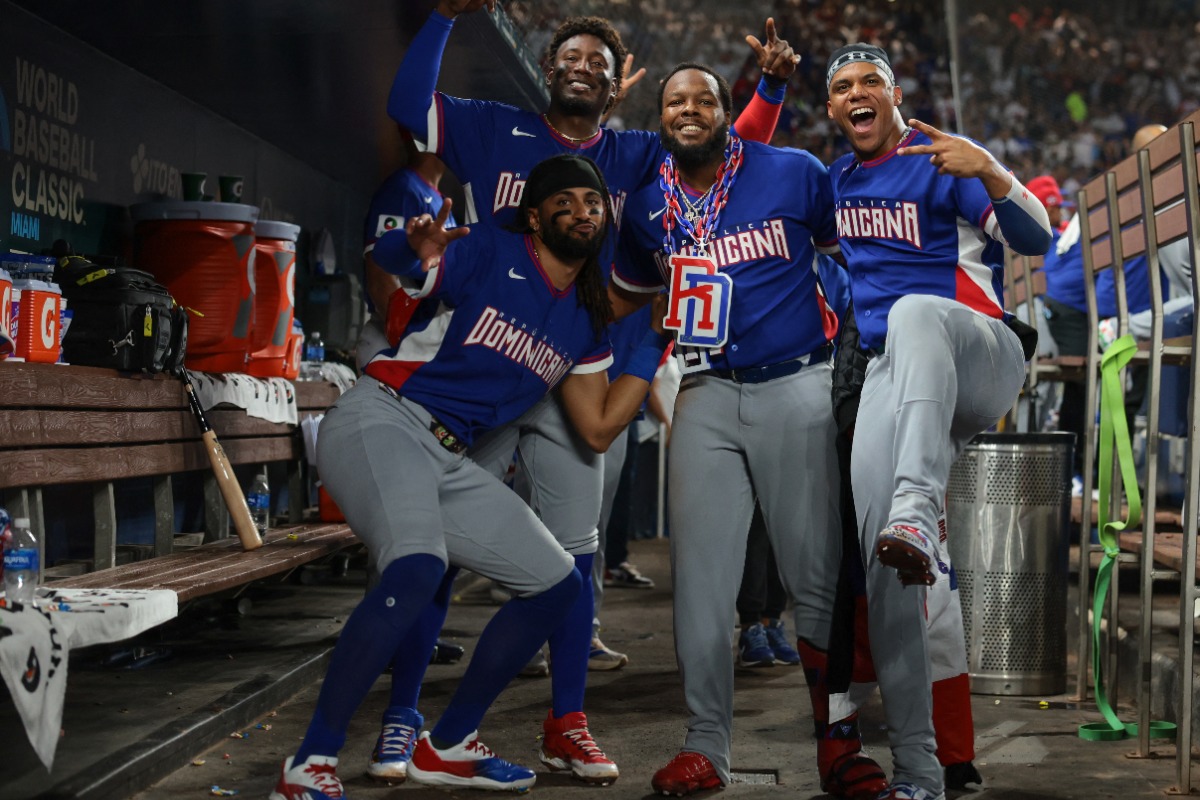 ベンチでポーズを決めるフアン・ソトら【写真：ロイター】