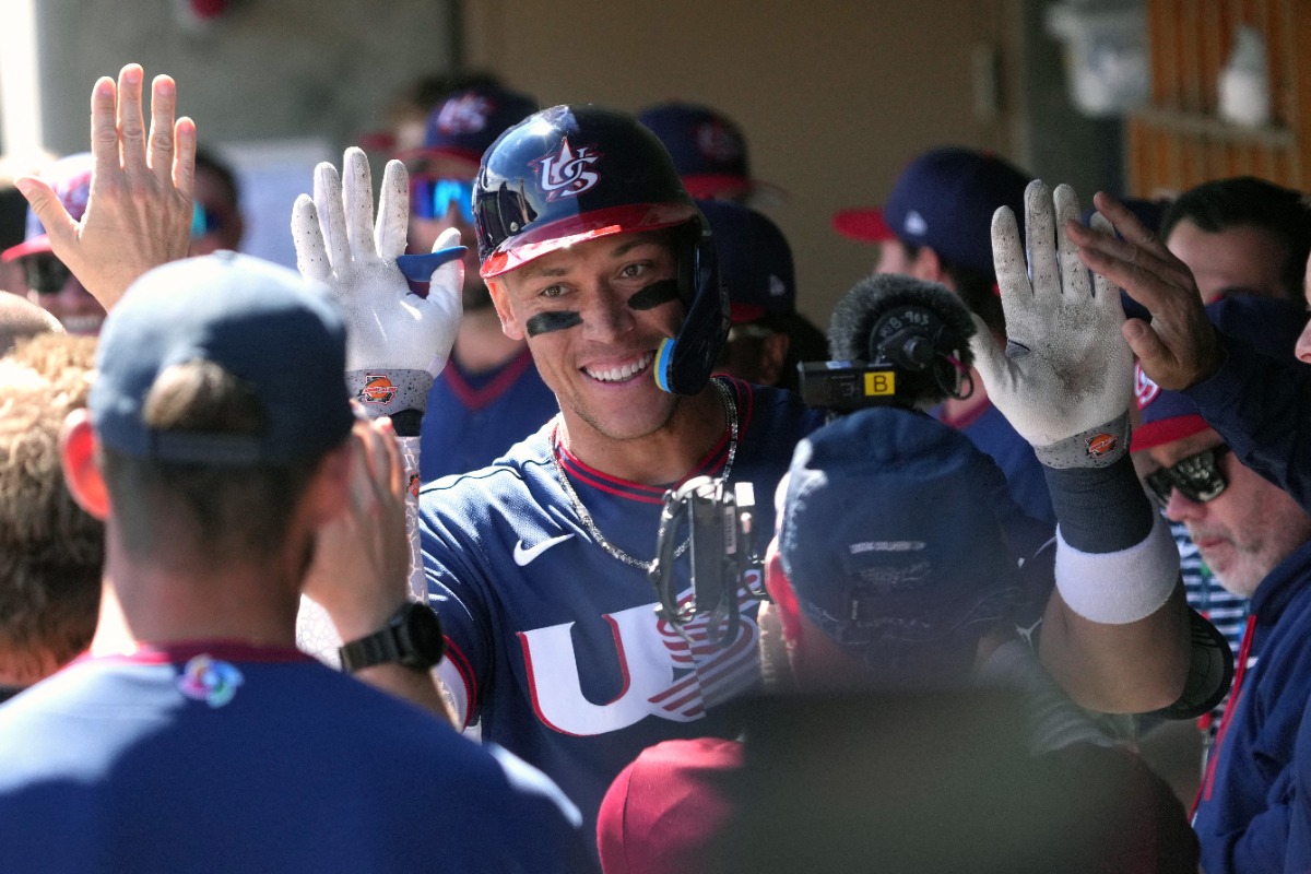 ハイタッチするアーロン・ジャッジ【写真：ロイター】