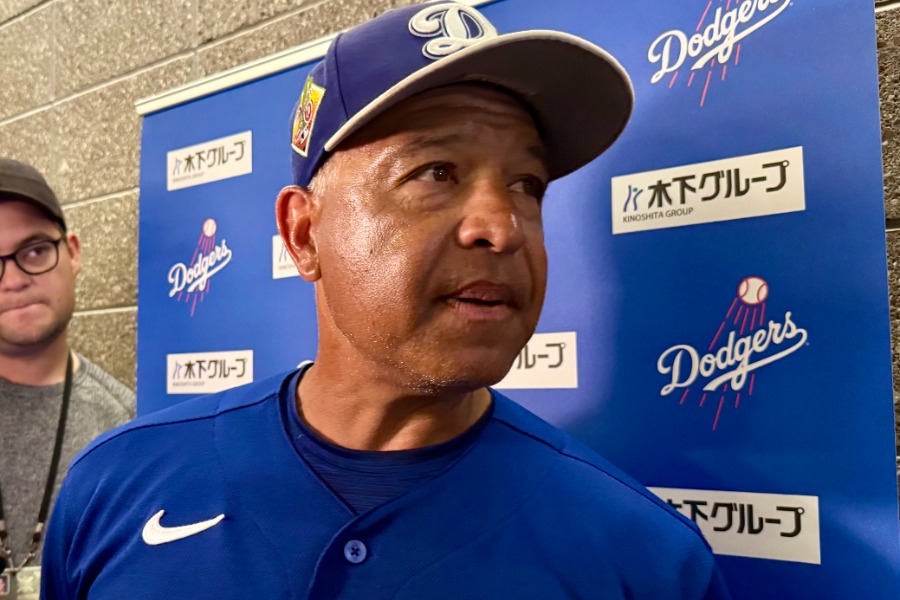 取材に応じたドジャースのデーブ・ロバーツ監督【写真：小谷真弥】