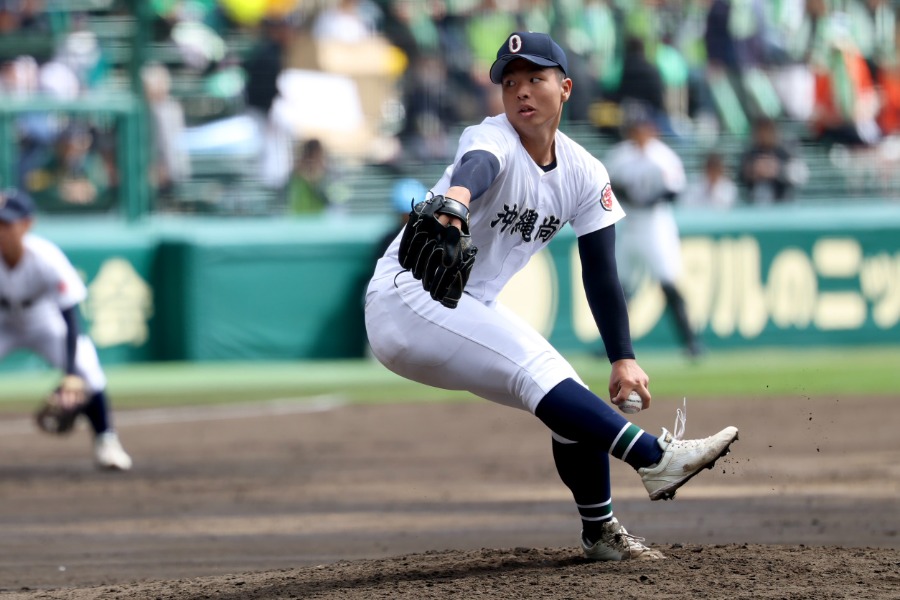 先発した沖縄尚学・末吉良丞【写真：加治屋友輝】