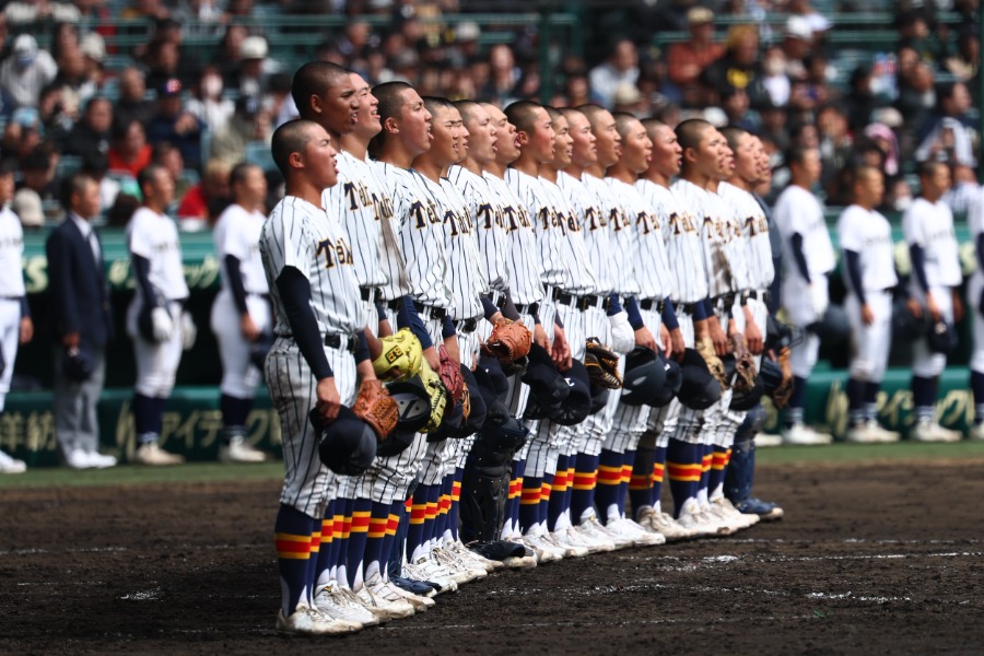 初戦突破し校歌を歌う帝京ナイン【写真：加治屋友輝】