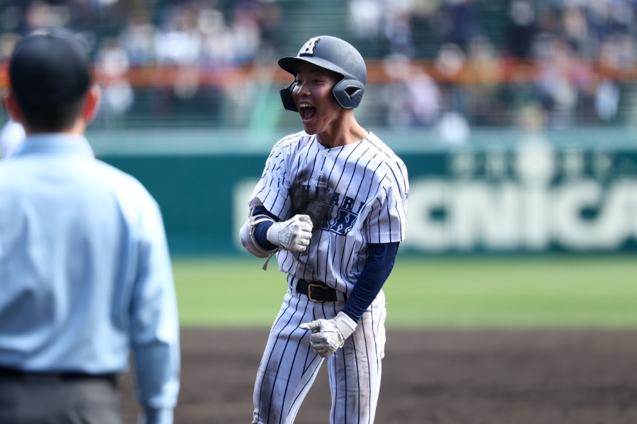 甲子園で躍動する阿南光・井坂海星【写真：加治屋友輝】