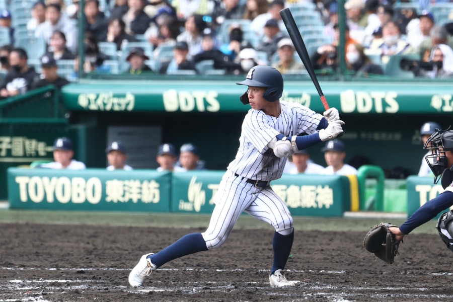 甲子園の打席に立つ阿南光・井坂海星【写真：加治屋友輝】