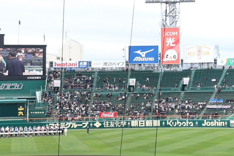 「渡辺パイプ」の看板が設置された甲子園球場【写真：加治屋友輝】