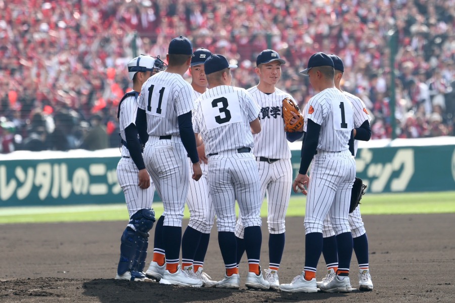 滋賀学園のナイン【写真：加治屋友輝】