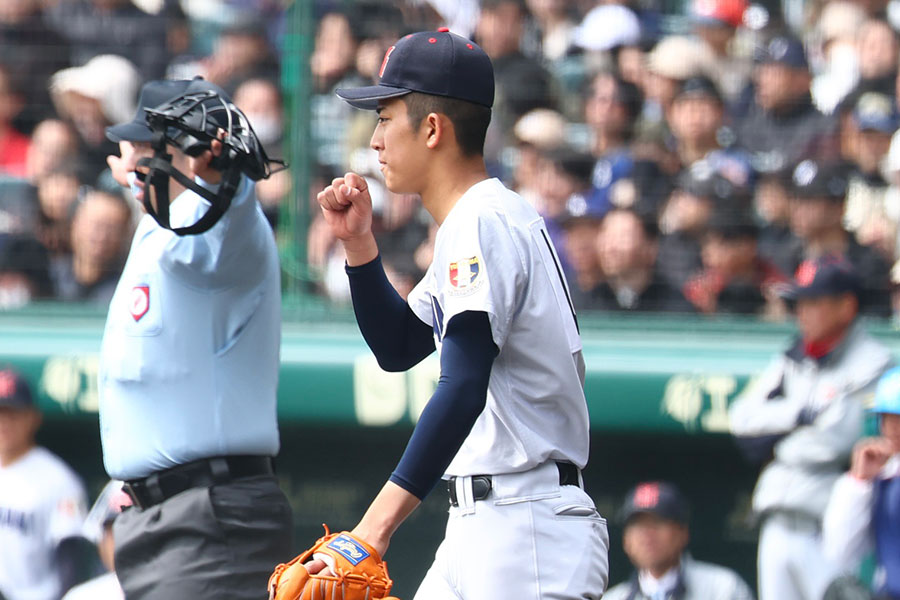 神村学園戦の3回、先制打を許した横浜・織田翔希【写真：加治屋友輝】