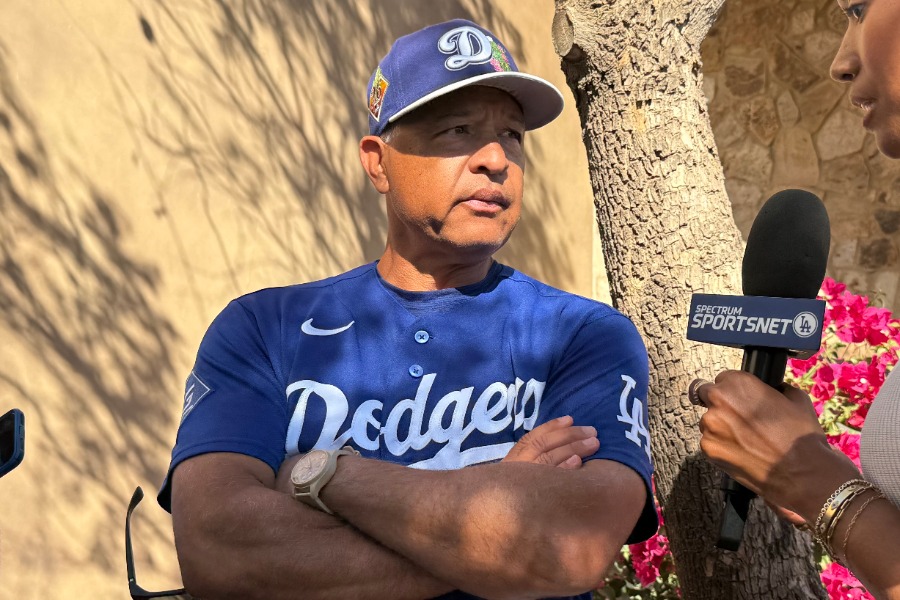 試合前、取材に応じるドジャースのデーブ・ロバーツ監督【写真：小谷真弥】