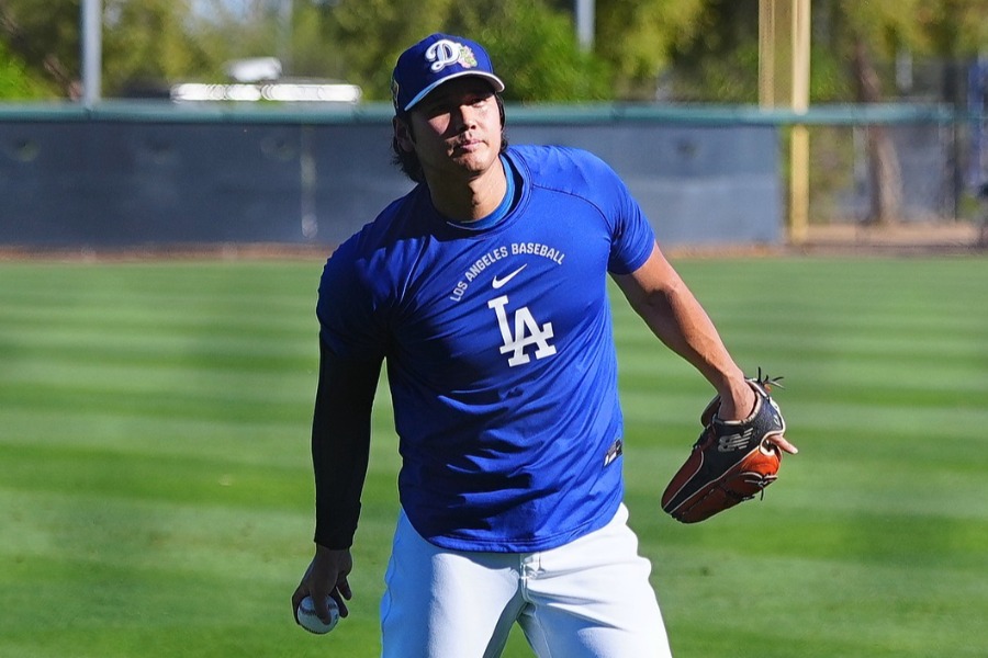 ボールをプレゼントしたドジャース・大谷翔平【写真：荒川祐史】