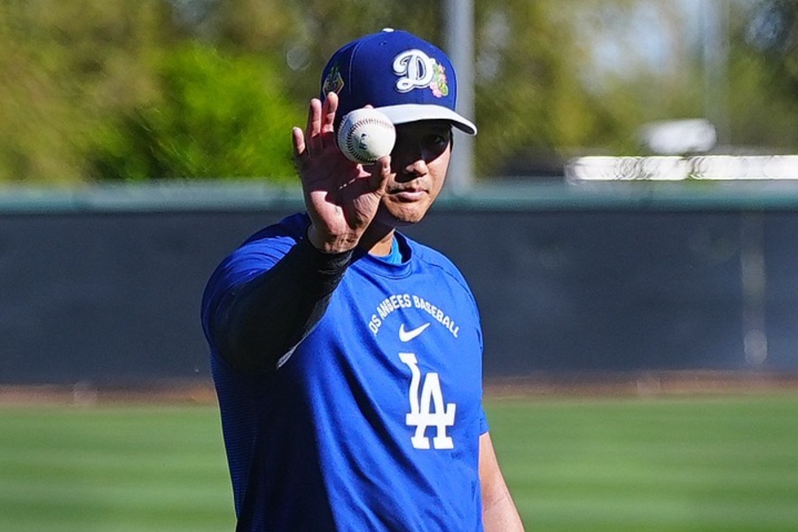 ボールをプレゼントしたドジャース・大谷翔平【写真：荒川祐史】