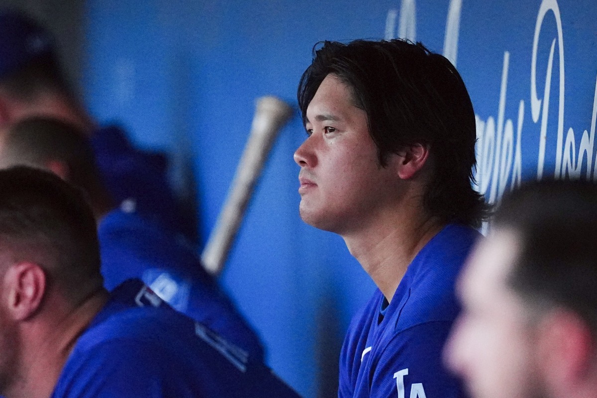 ベンチから試合を見つめる大谷翔平【写真：荒川祐史】