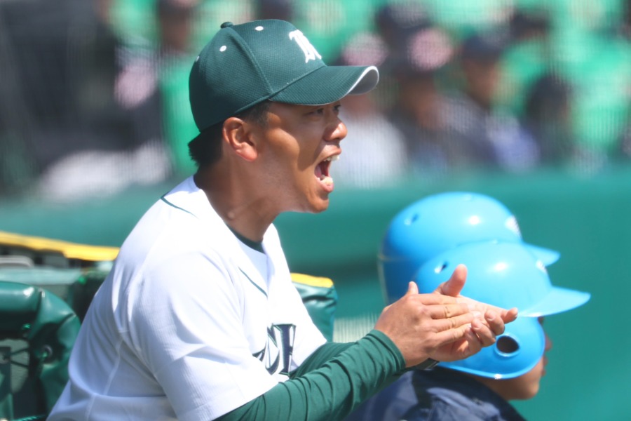 ベンチから選手に声をかける高知農業・下坂充洋監督【写真：加治屋友輝】