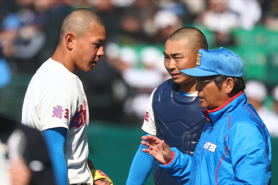 指揮を執った花咲徳栄・岩井隆監督(右)【写真:加治屋友輝】