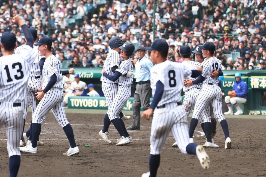 サヨナラ勝ちを決めた九州国際大付ナイン【写真：加治屋友輝】