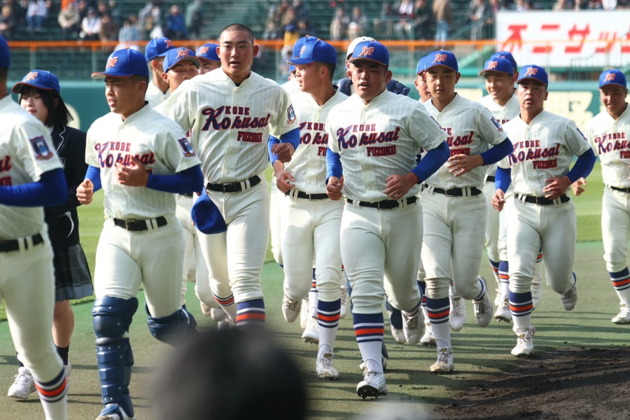 初戦に臨んだ神戸国際大付ナイン【写真:加治屋友輝】
