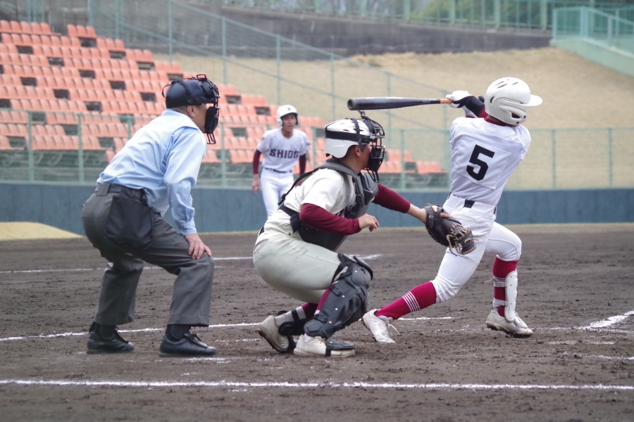 試合で球審を務める松原光春さん【写真：喜岡桜】