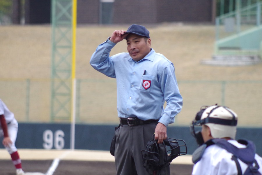 高校野球の審判を務める松原光春さん【写真：喜岡桜】