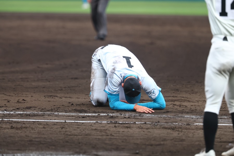 山梨学院・菰田陽生が守備の際に打者走者と接触 【写真：加治屋友輝】