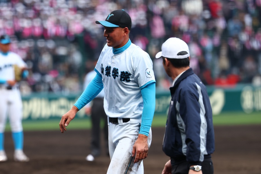 打者走者と接触し交代した山梨学院・菰田陽生【写真:加治屋友輝】