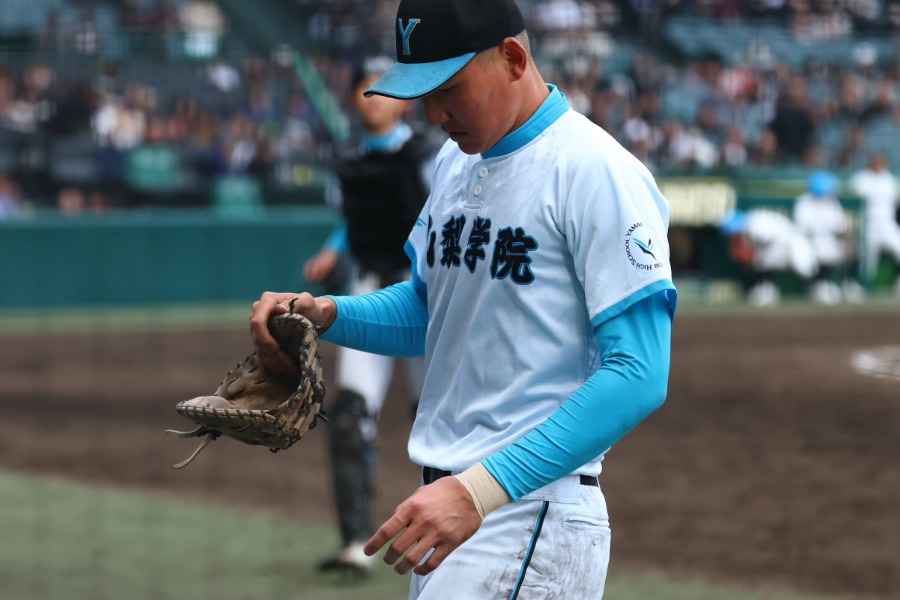 長崎日大戦の5回、左手首を負傷しベンチへ下がる山梨学院・菰田陽生【写真：加治屋友輝】