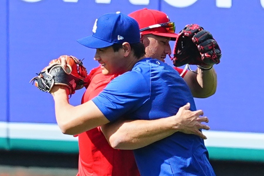 ドジャース・大谷翔平（右）がエンゼルスのマイク・トラウトとハグ【写真：荒川祐史】