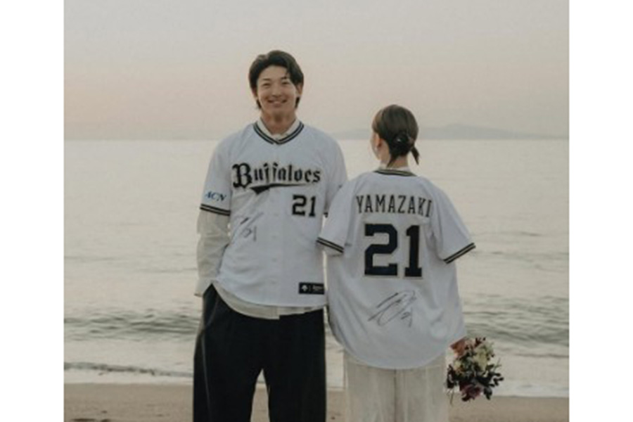 自身のインスタグラムで結婚を報告した山崎颯一郎(画像はスクリーンショット)