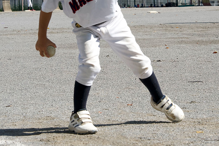 小学校低学年に多い“手投げ”を修正する練習法とは（写真はイメージ）