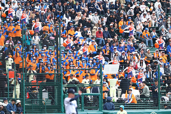 高川学園と対戦した英明のアルプス【写真：加治屋友輝】