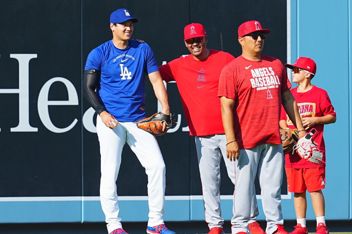 ドジャース・大谷翔平（左）に肩を組むエンゼルスのカート・スズキ監督（中央）【写真：荒川祐史】